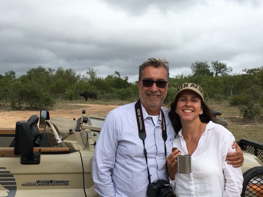 Casal se abraçando em safári na África do sul 