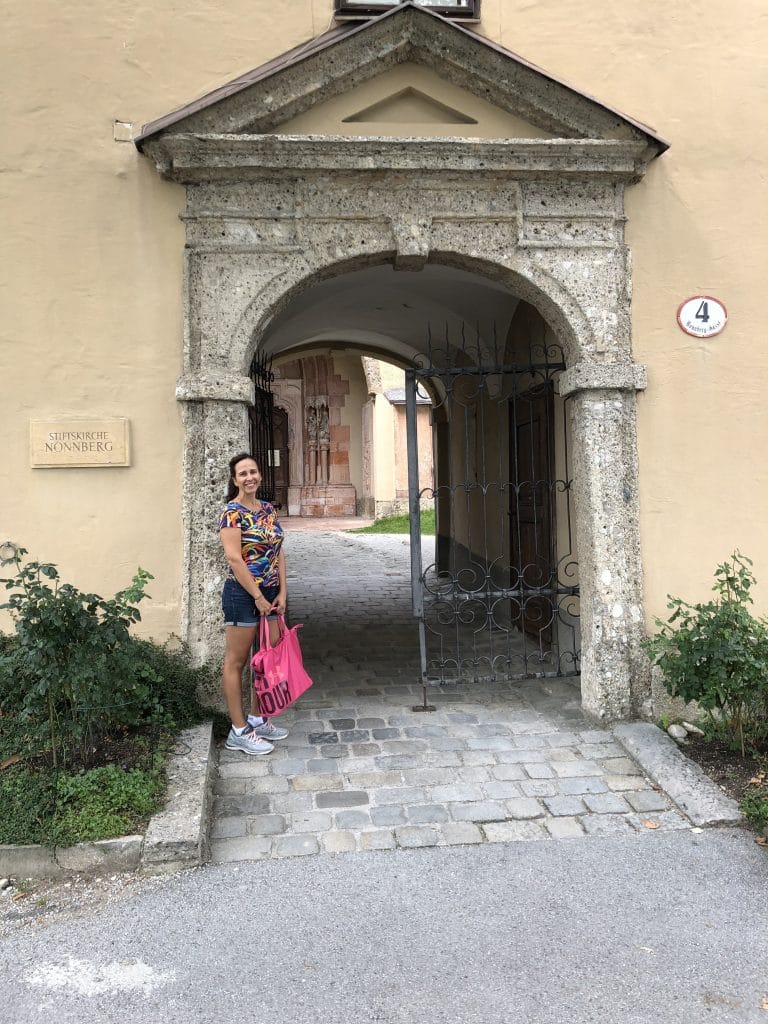 Mulher em frente ao convento utilizado no filme A Noviça Rebelde