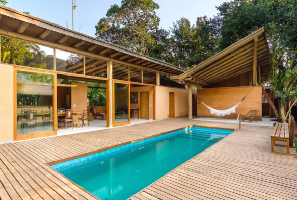 Piscina, rede e mata atlântica