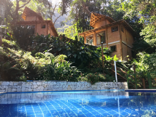 Chalé e piscina no interior de São Paulo