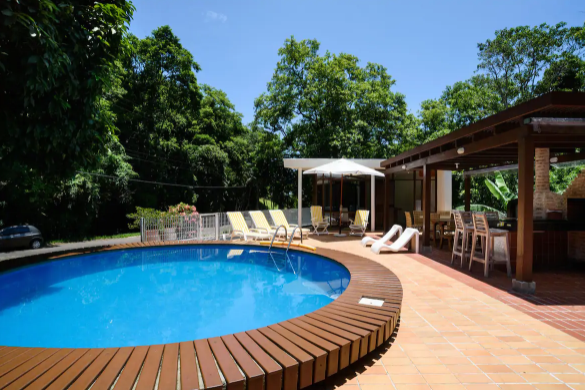 Piscina redonda e área de churrasqueira em casa para alugar no interior de São Paulo
