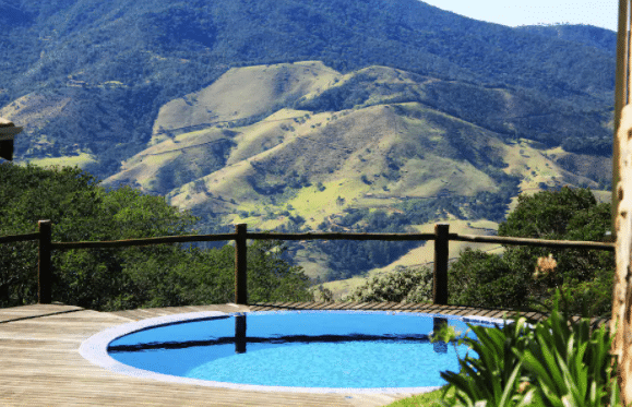 Piscina e montanhas em casa para alugar no interior de São Paulo