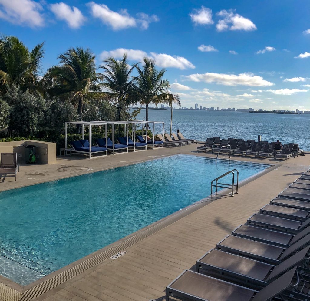 Piscina do prédio em Miami