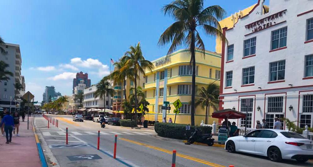 Rua com prédio art deco em Miami