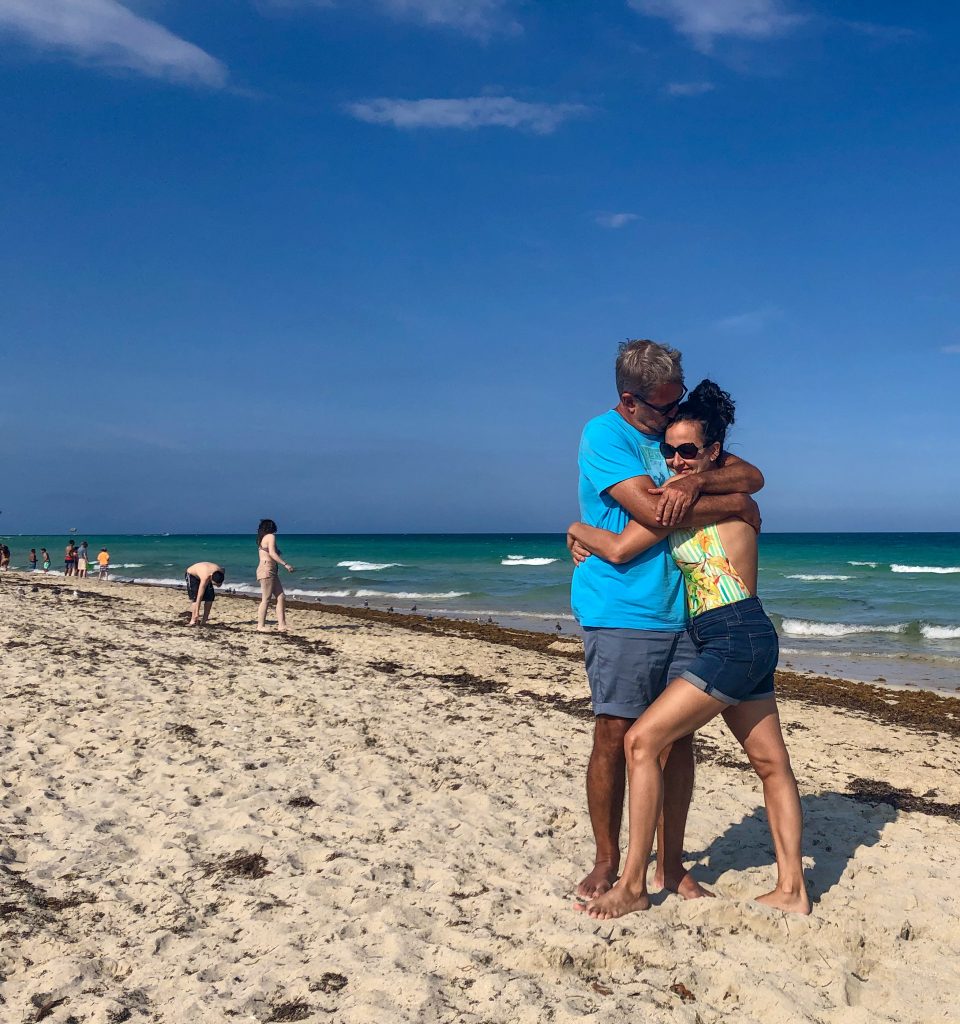 Casal se abraçando na praia