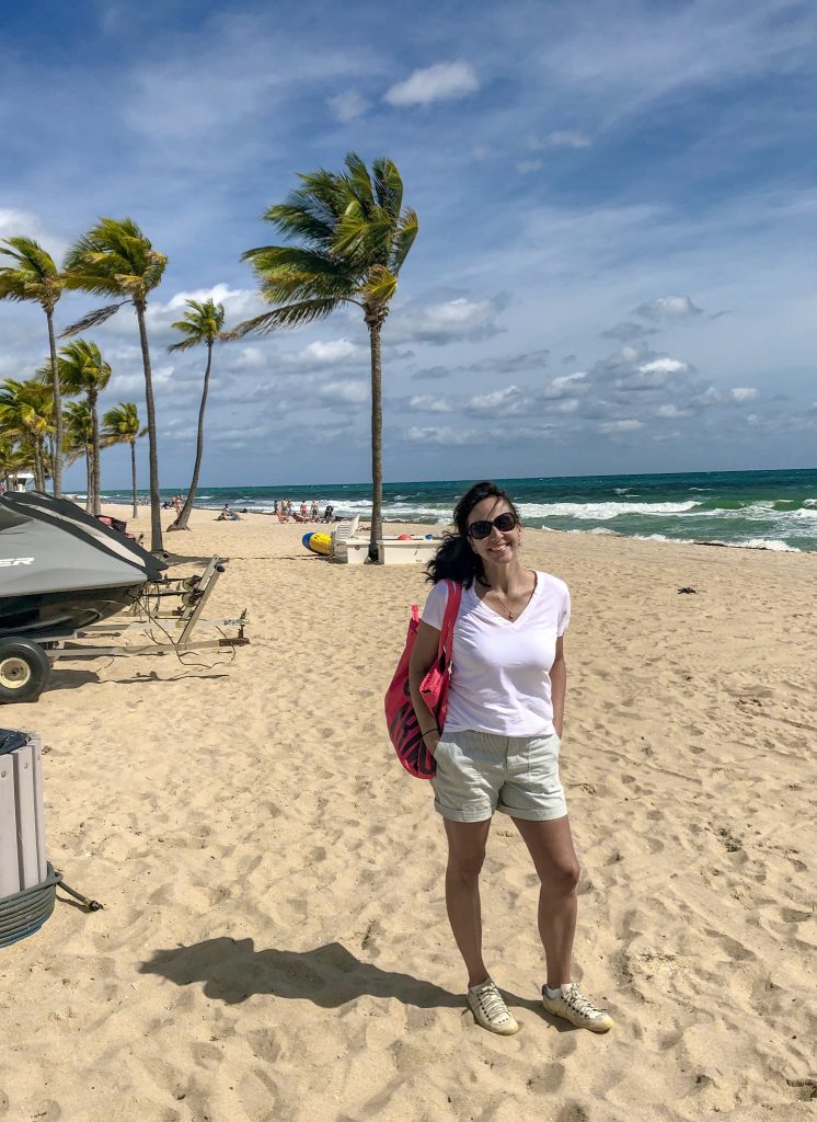 Mulher na praia de Miami Beach