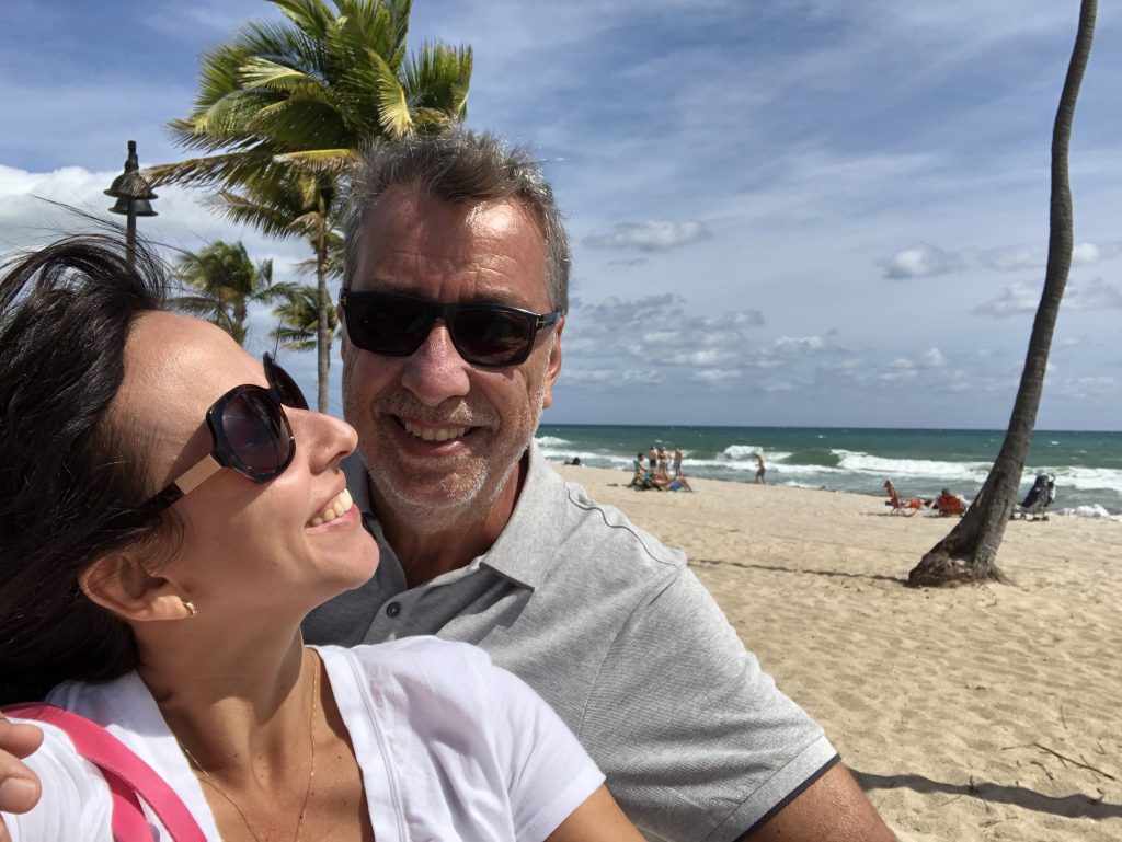 Casal na praia de Miami Beach
