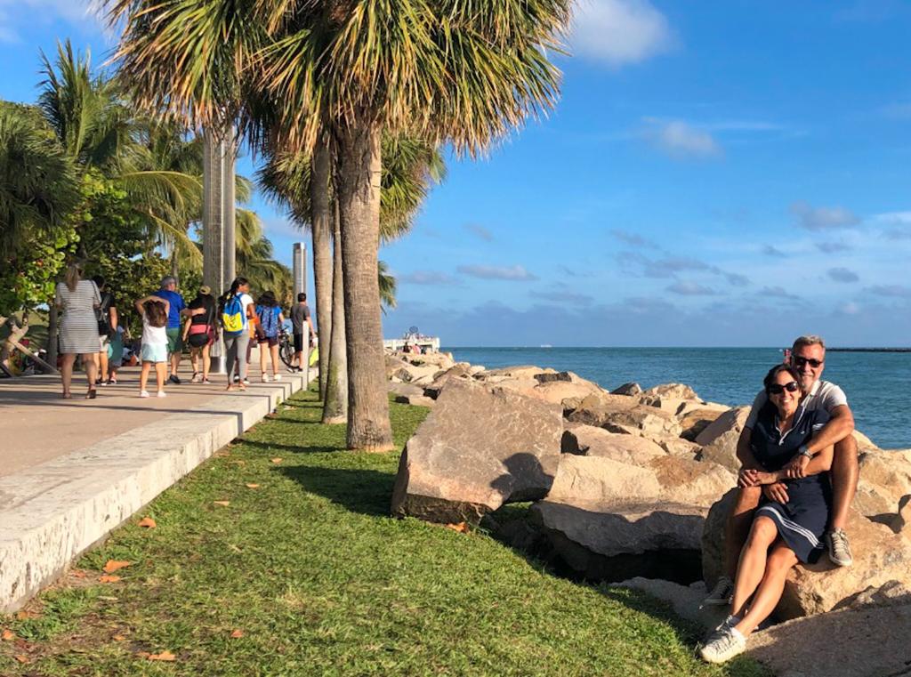 Casal se abraçando no South Pointe Park em Miami
