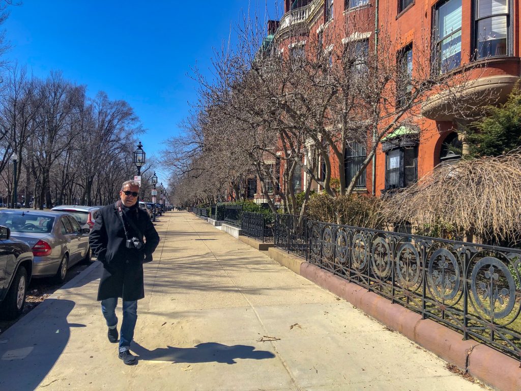 Homem caminhando pelas ruas de Boston
