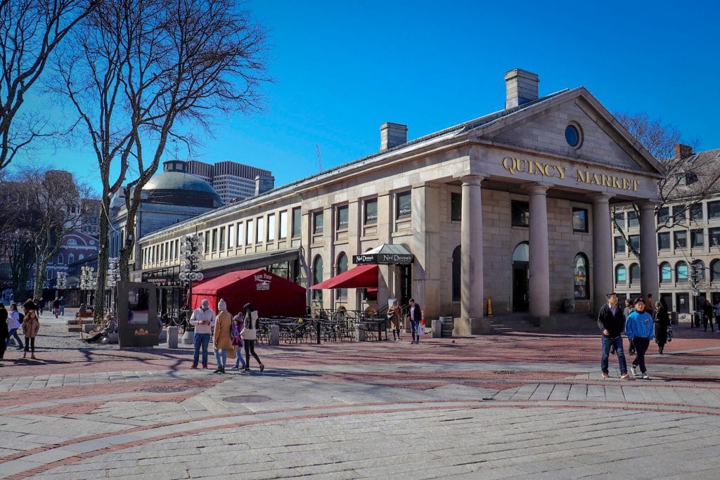 Fachada de mercado de comidas em Boston.