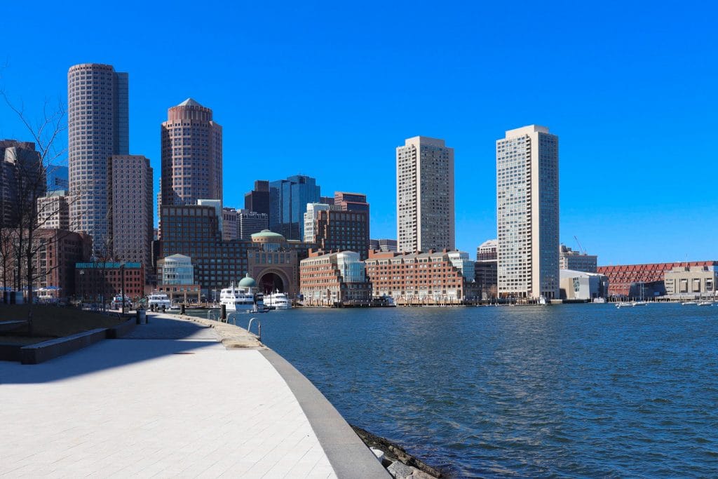 Beira mar com prédios em Boston