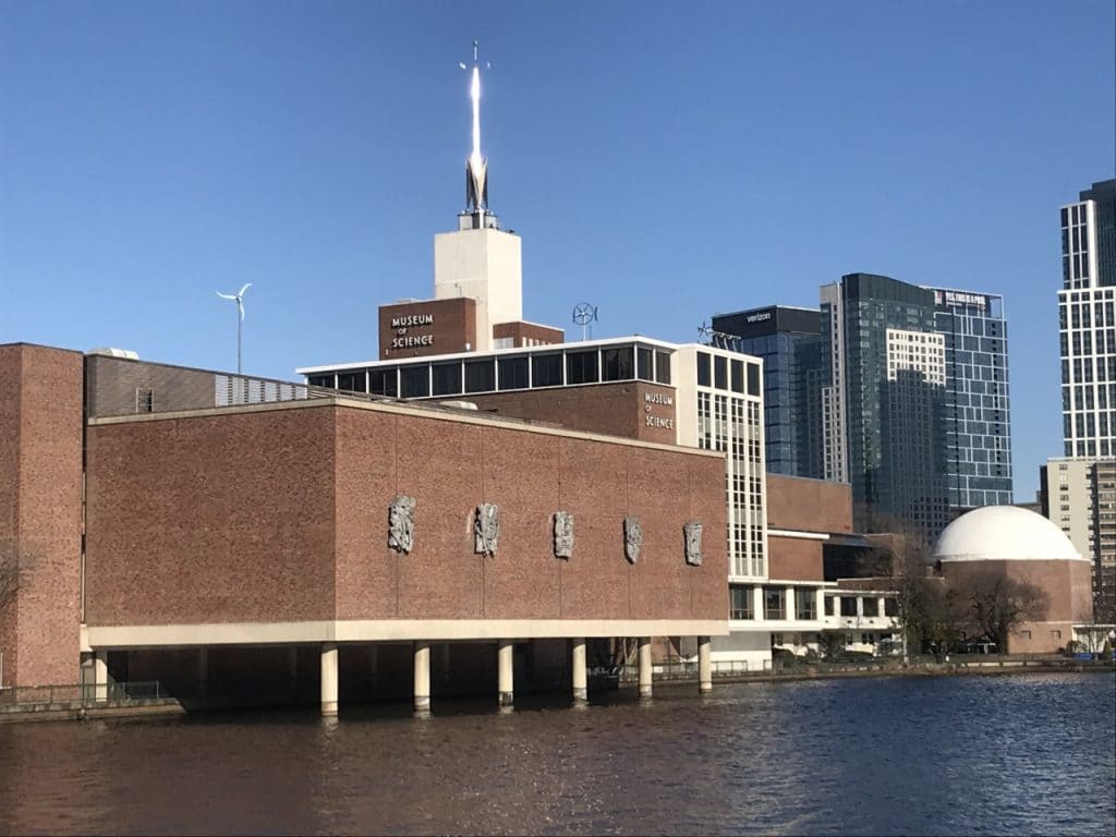 Fachada do Museu da Ciência em Boston