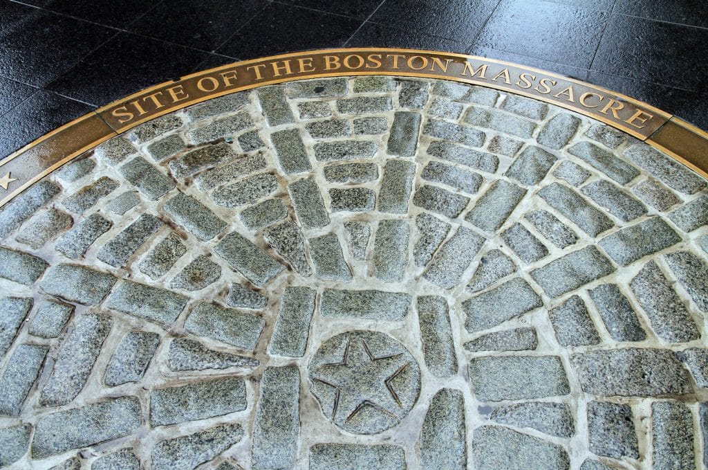 Monumento no chão em homenagem ao massacre de Boston