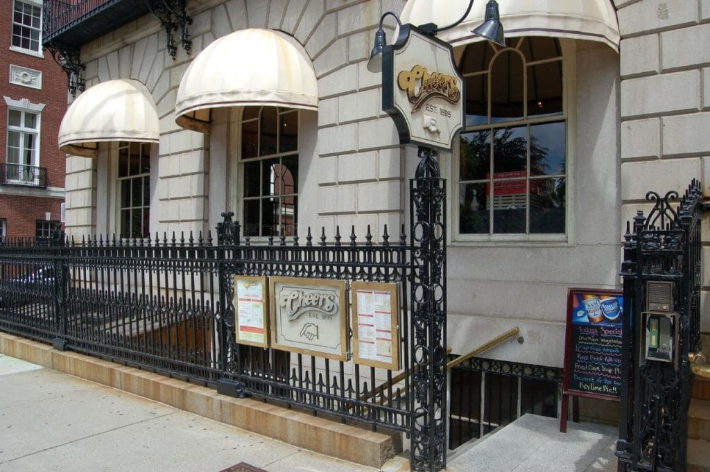Fachada do bar Cheers em Boston