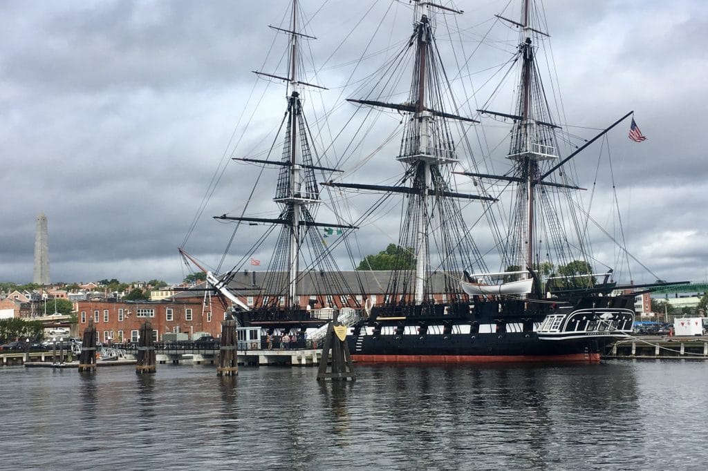 Navio USS Constitution ancorado em Boston