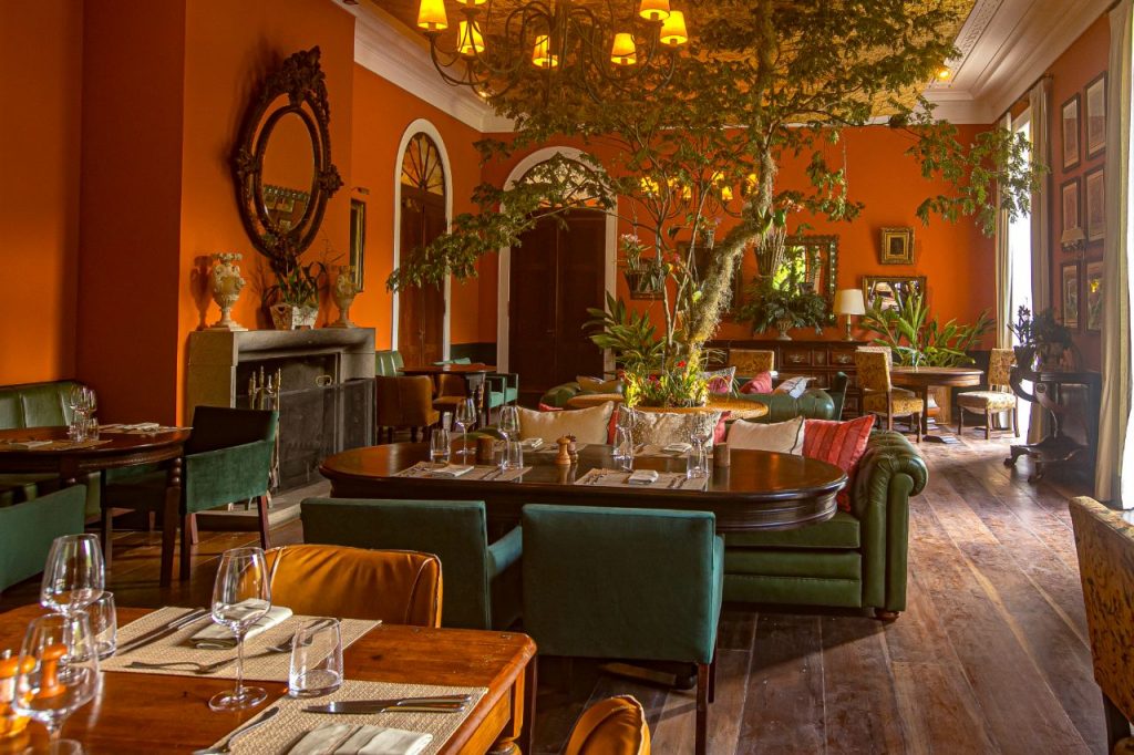 Salão do restaurante Marambaia com poltronas, sofás e mesas