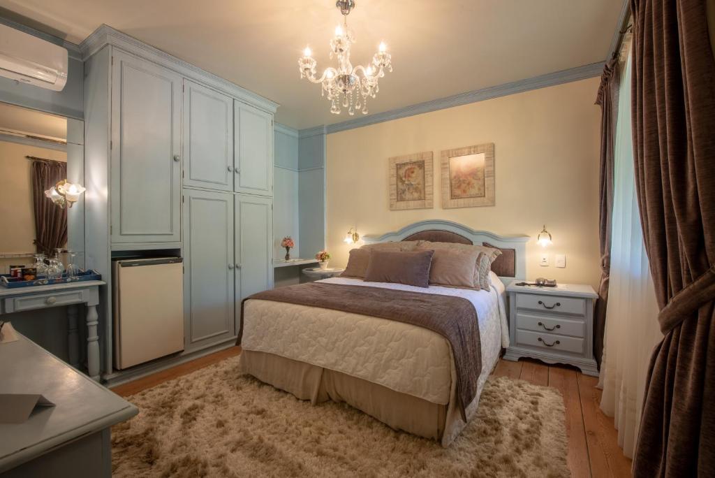 Quarto de hotel com cama e detalhes em azul