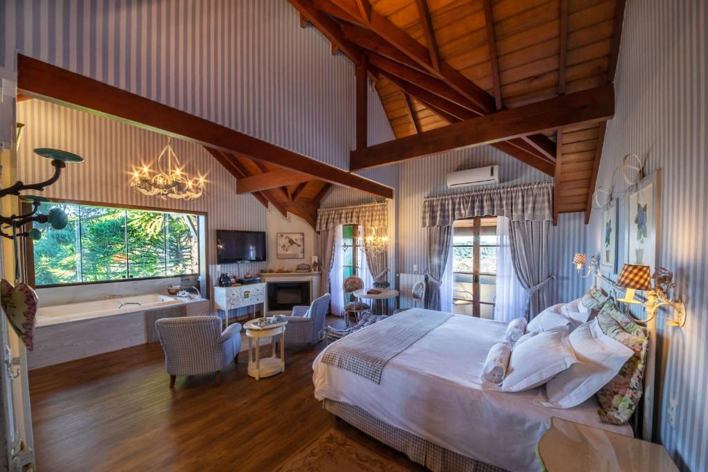 Quarto de hotel com cama e poltronas