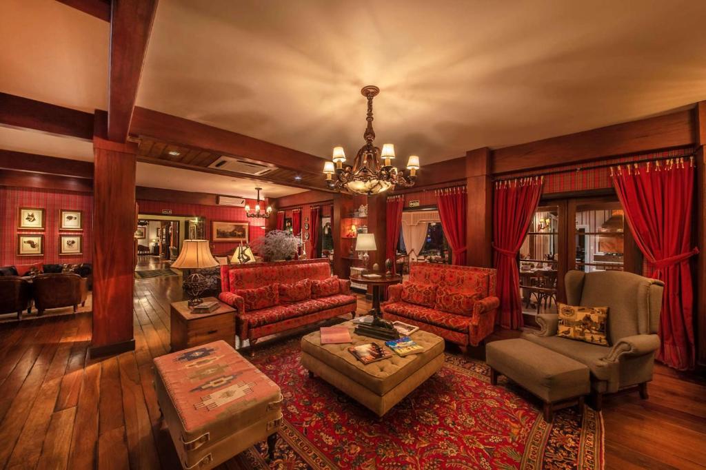 Sala de estar de hotel com sofás e poltronas