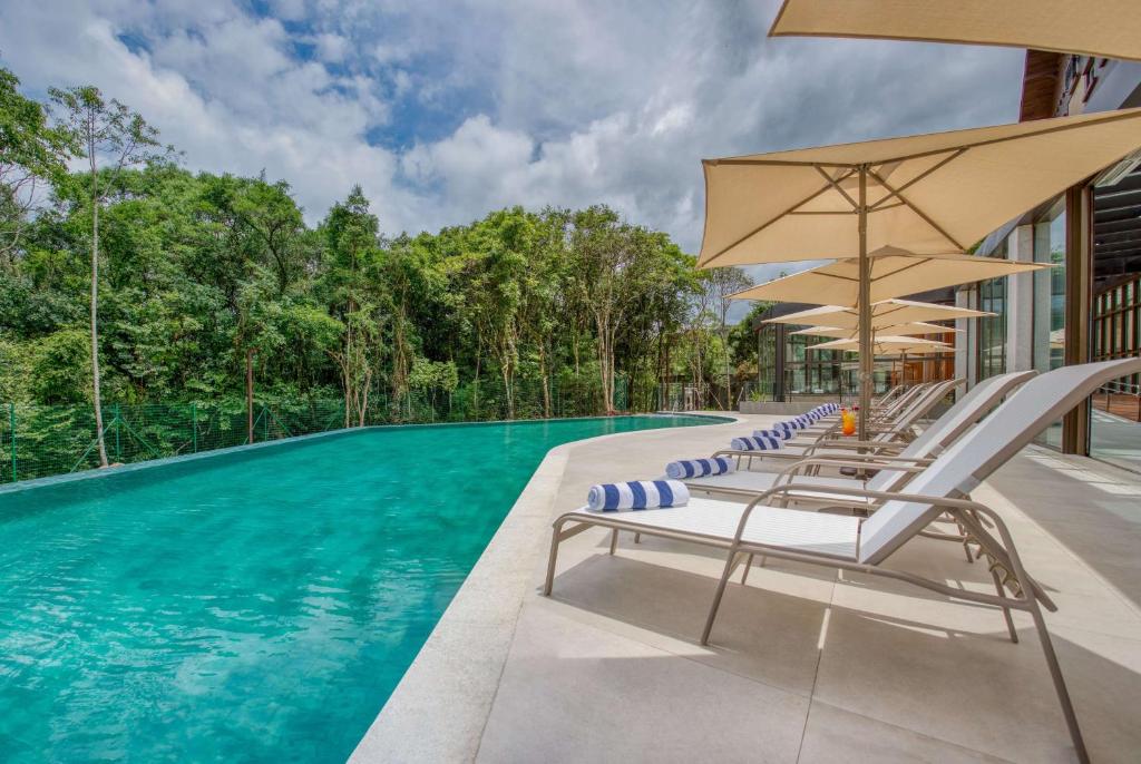 Piscina de hotel em Gramado com borda infinita