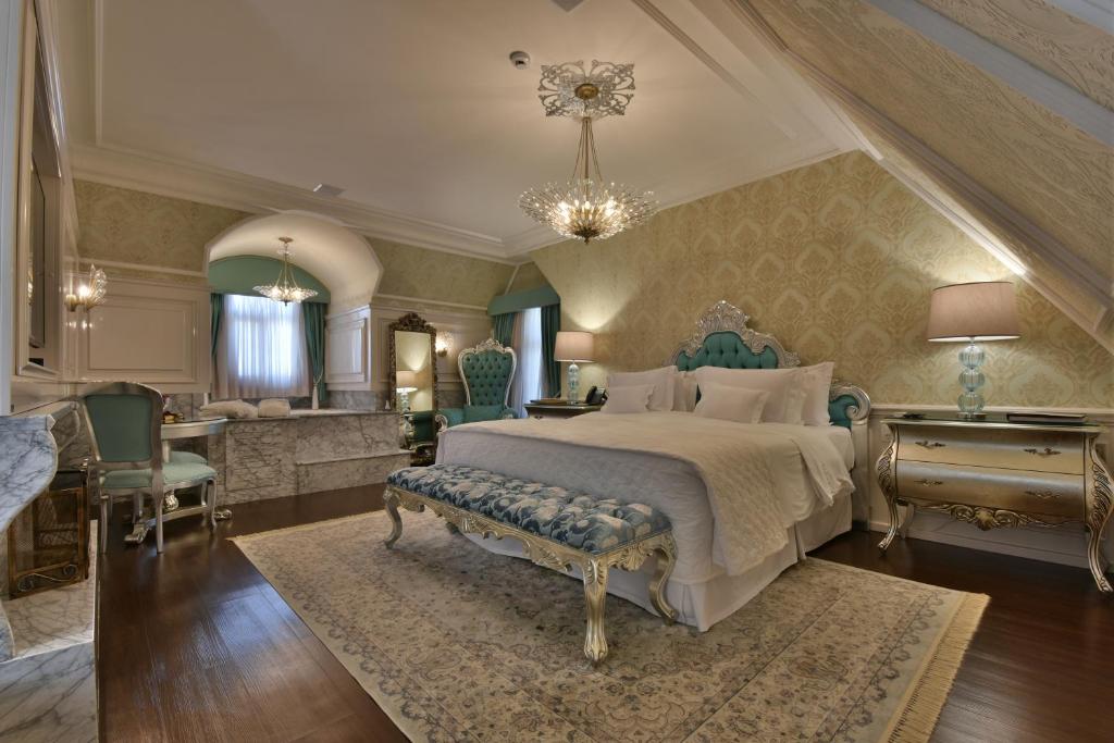 Quarto de hotel com cama grande e detalhes em azul.