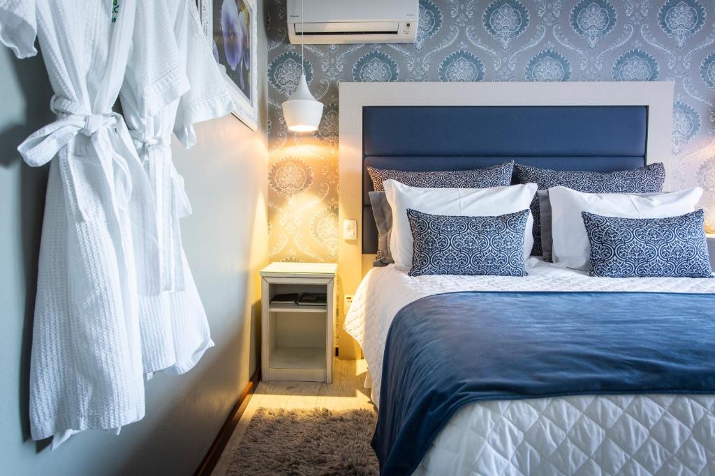 Quarto de hotel com tons em azul