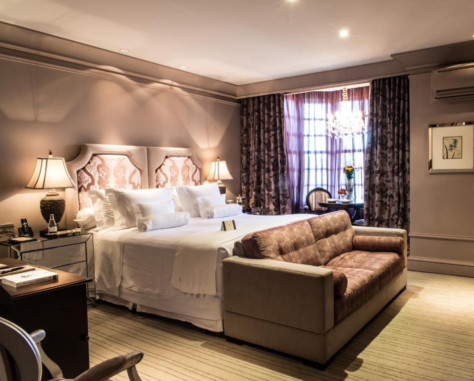 Quarto de hotel com cama e sofá