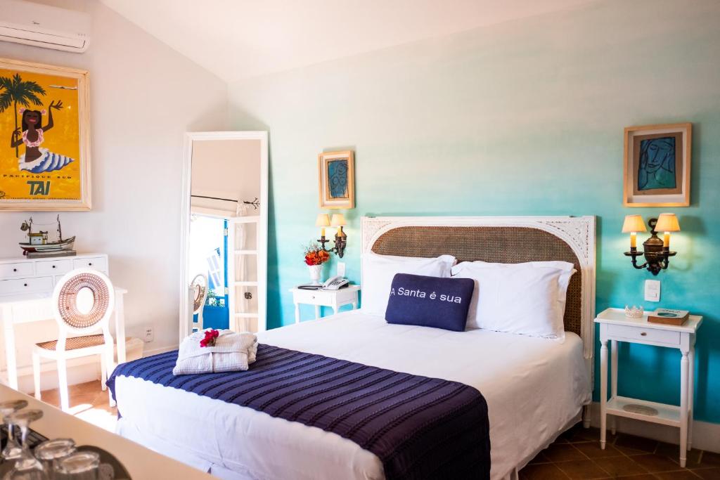 Quart ocom cama, cabeceiras e mesinha pequena em Búzios