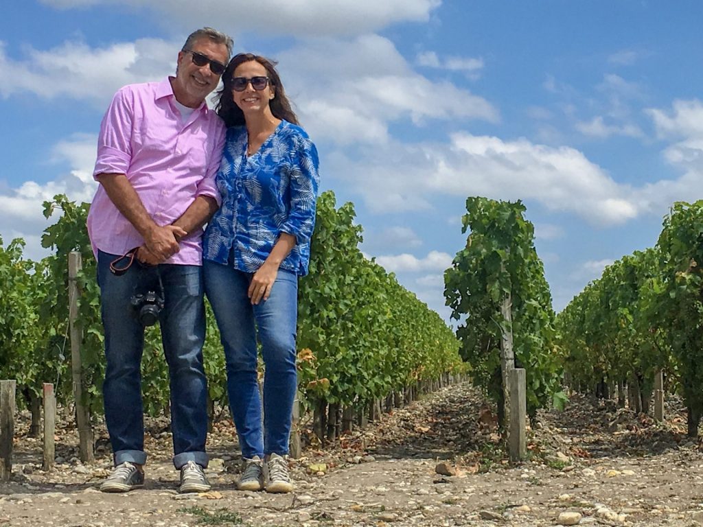 Casal abraçado perto de parreiras em Bordeaux, na França