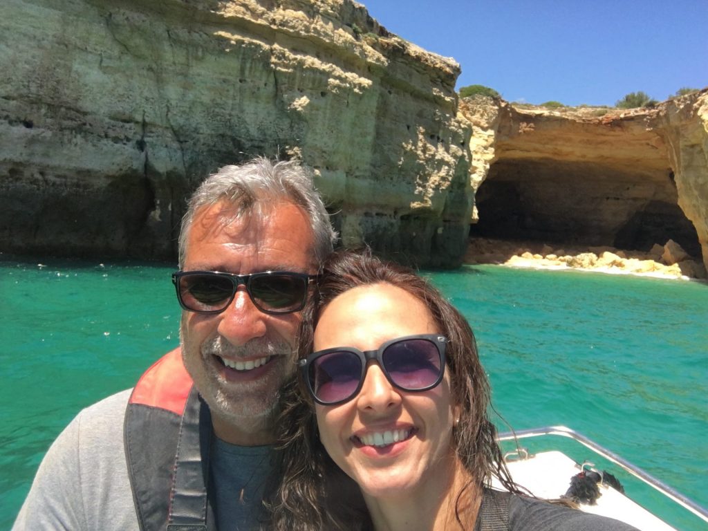 Casal passeando de barco pela região do Algarve, em Portugal