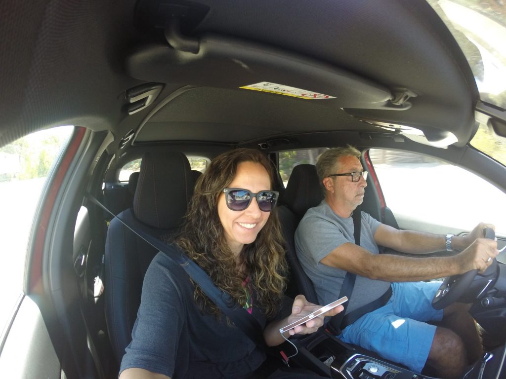 Casal dentro de carro em viagem sabática