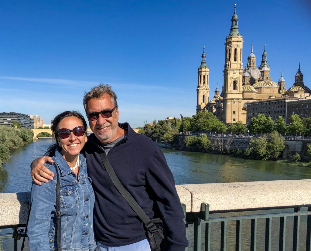 Casal abraçado em ponto perto de igreja de Saragoça