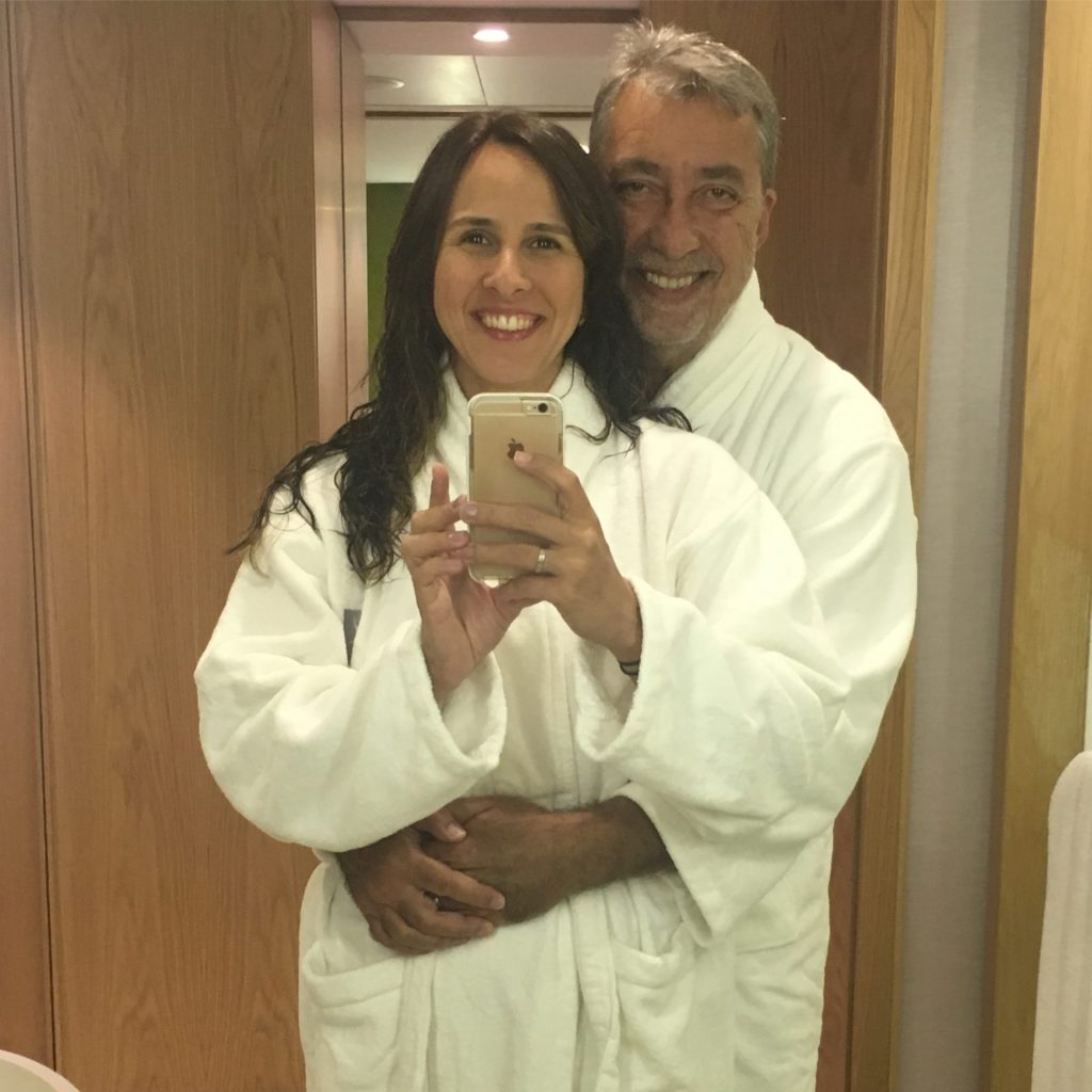 Casal de roupão se abraçando em viagem sabática