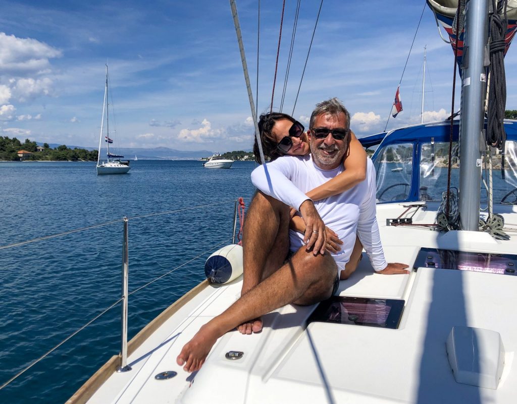 Casal abraçado em veleiro na Croácia