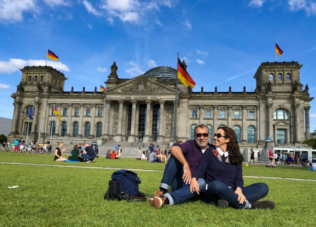 Casal em frente ao Palácio do Reichstag em Berlim