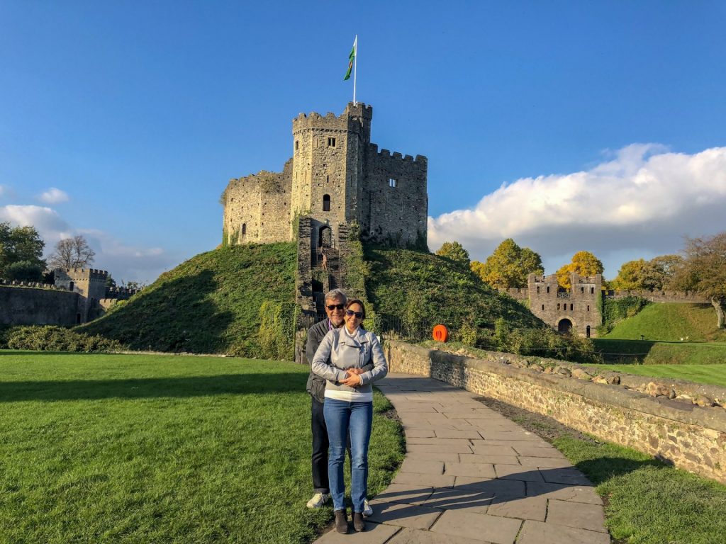 Casal se abraçando em frente ao Castelo de Cardiff