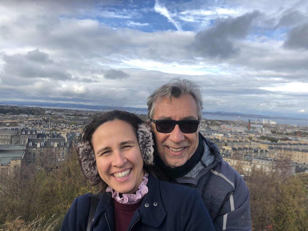 Casal abraçado no Calton Hill em Edimburgo