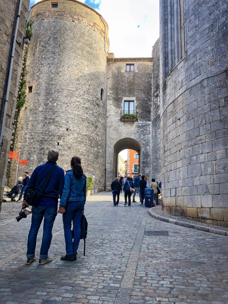 Casal de costas para a foto em Girona