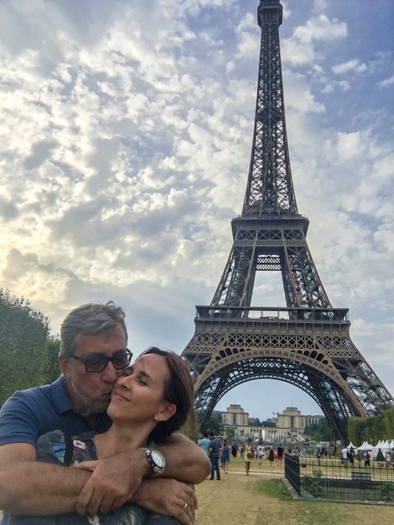 Casal de beijando em frente a torre eifel em Paris