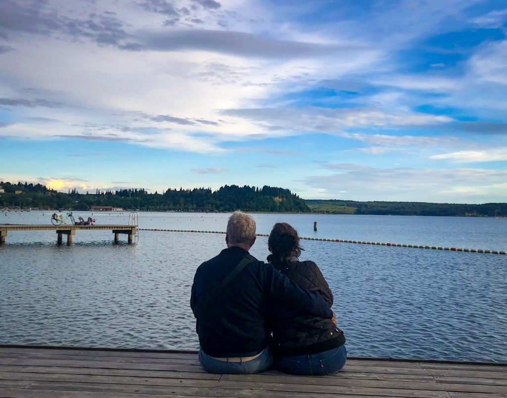 Casal olhando o mar em Portoroz