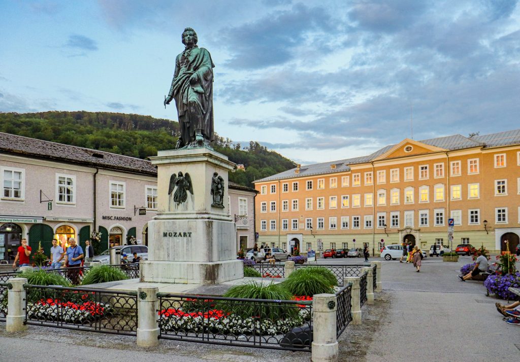 Praça em Salzburgo com estátua de Mozart