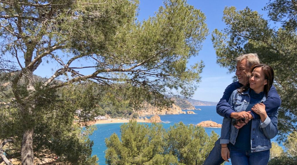Casal em Tossa de Mar com vista do mar ao fundo