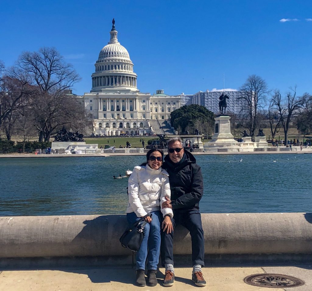 Casal em frente ao Capitólio dos Estados Unidos em Washington