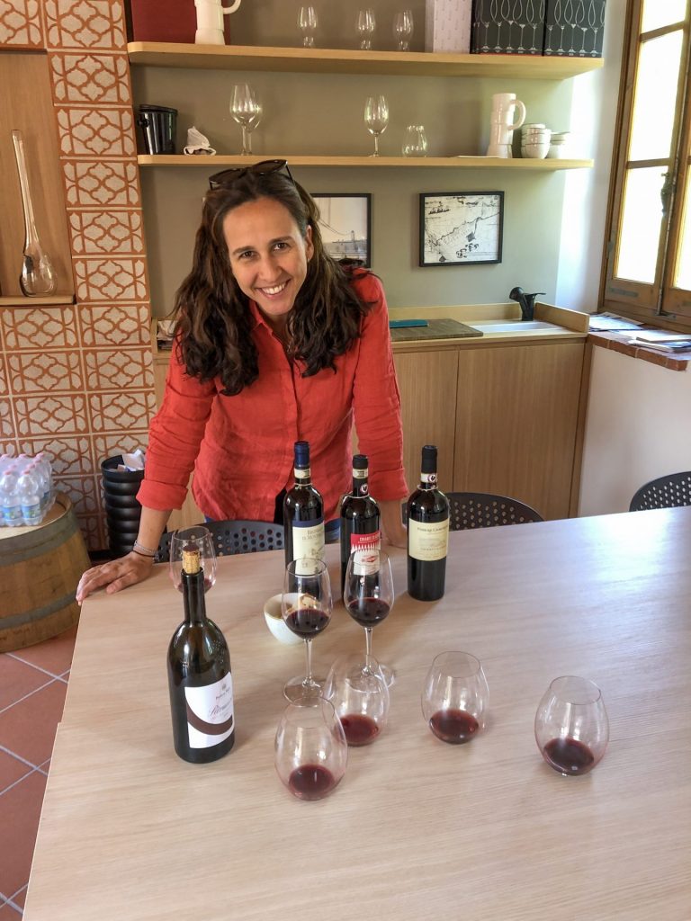 Mulher sorrindo em uma degustação de vinhos na rota do vinho chianti