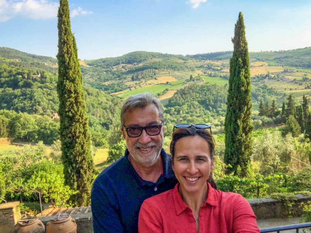Casal sorrindo em hotel na rota de vinho Chianti