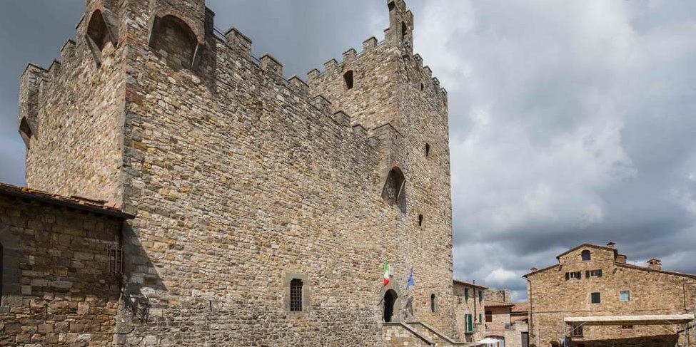 Prédio medieval com torre