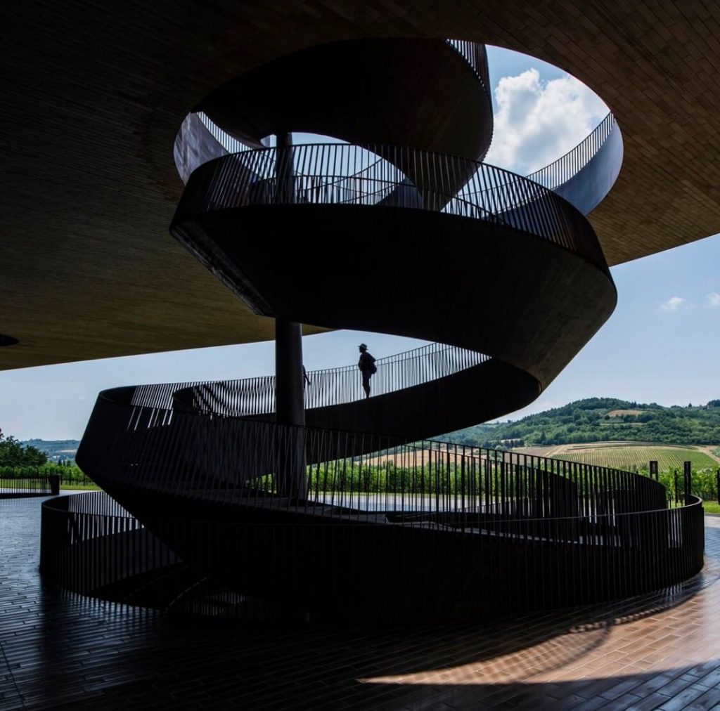 Escada espiral na vinícola Antinori na rota do vinho Chianti