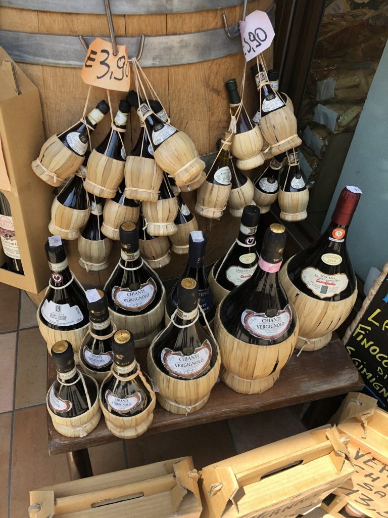 várias garrafas de vinho chianti