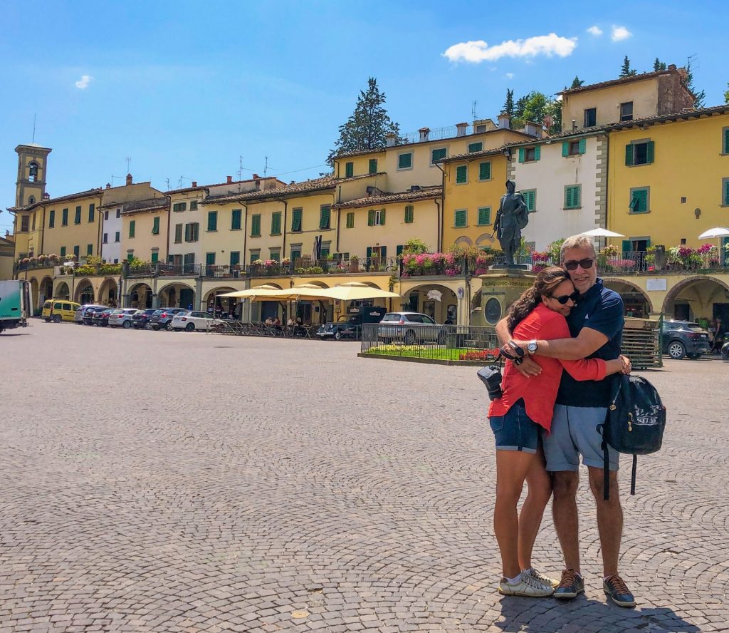 Casal se abraçando na praça principal de Greve na rota do vinho Chianti