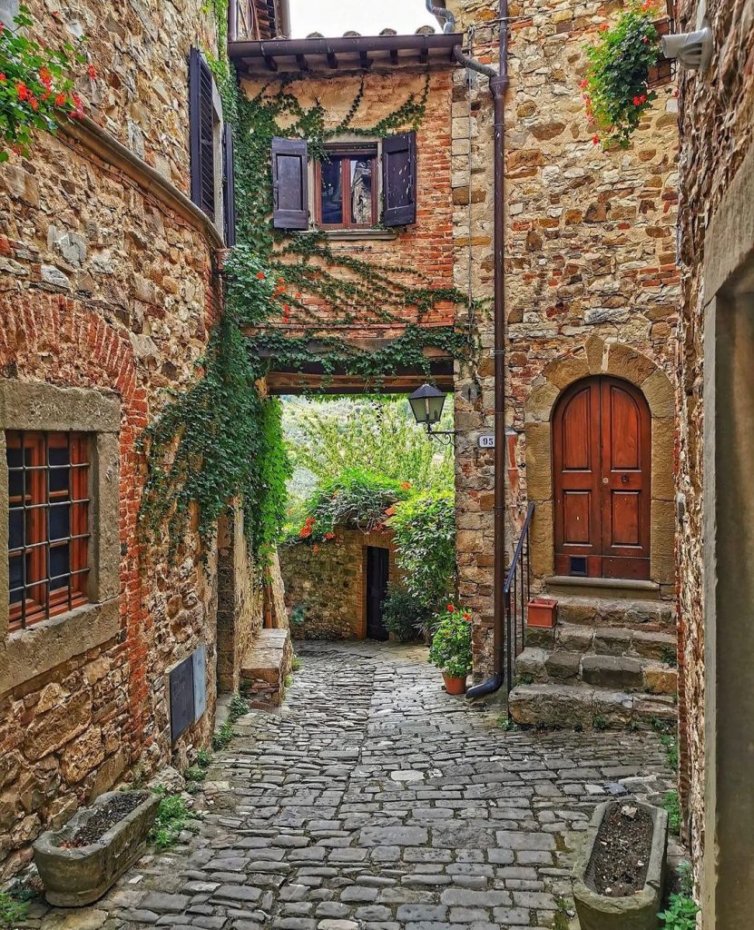 Bela rua da cidade de Montefioralle,